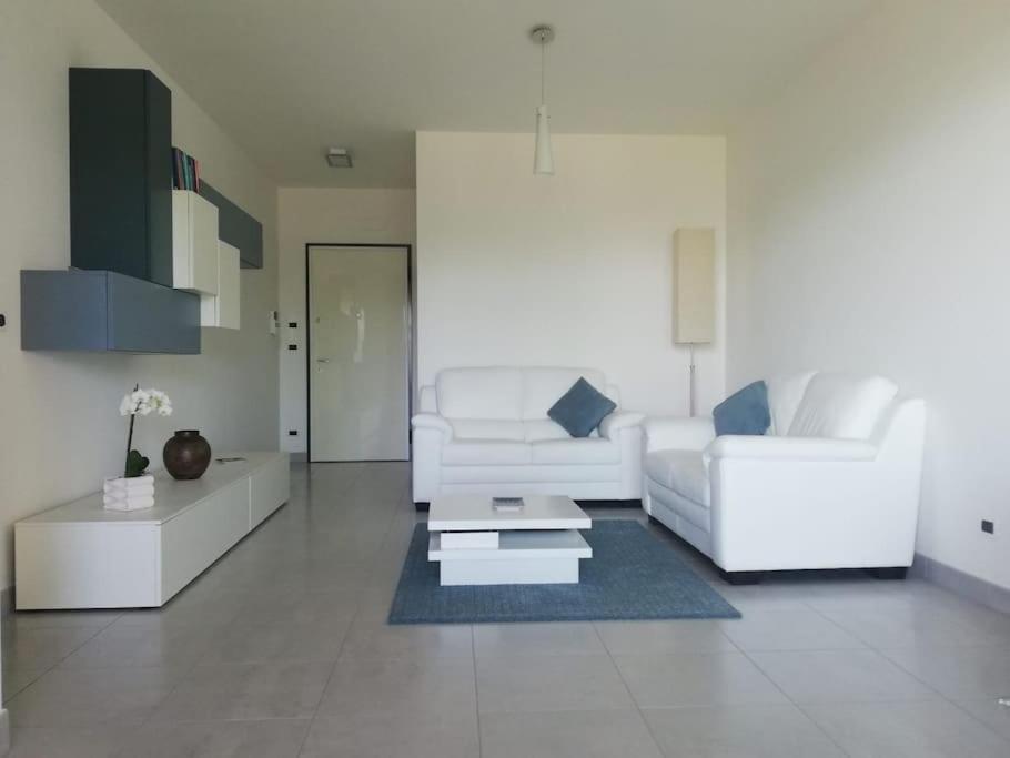 White-Blue Vibes, Seafront 2-Bedroom Apt Montesilvano Marina Exterior foto