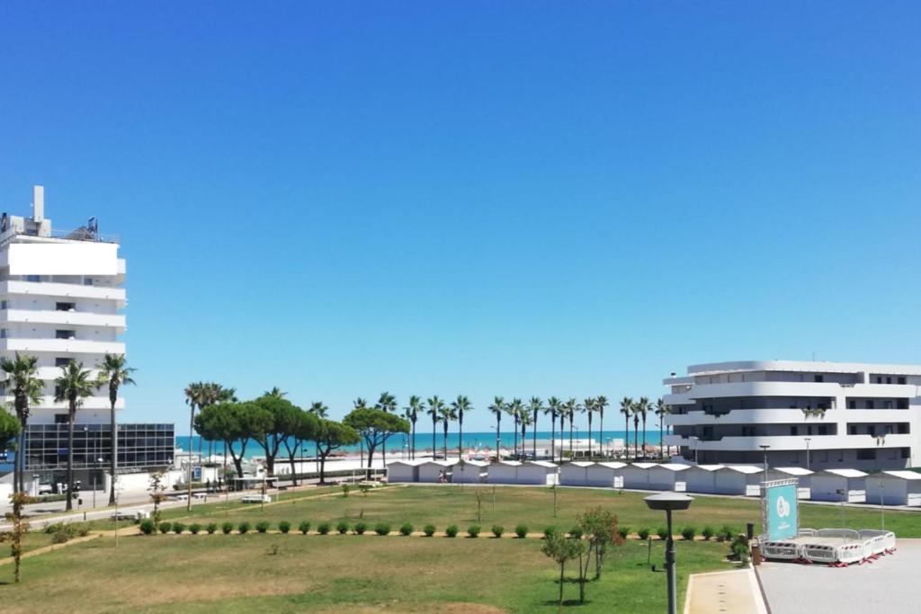 White-Blue Vibes, Seafront 2-Bedroom Apt Montesilvano Marina Exterior foto