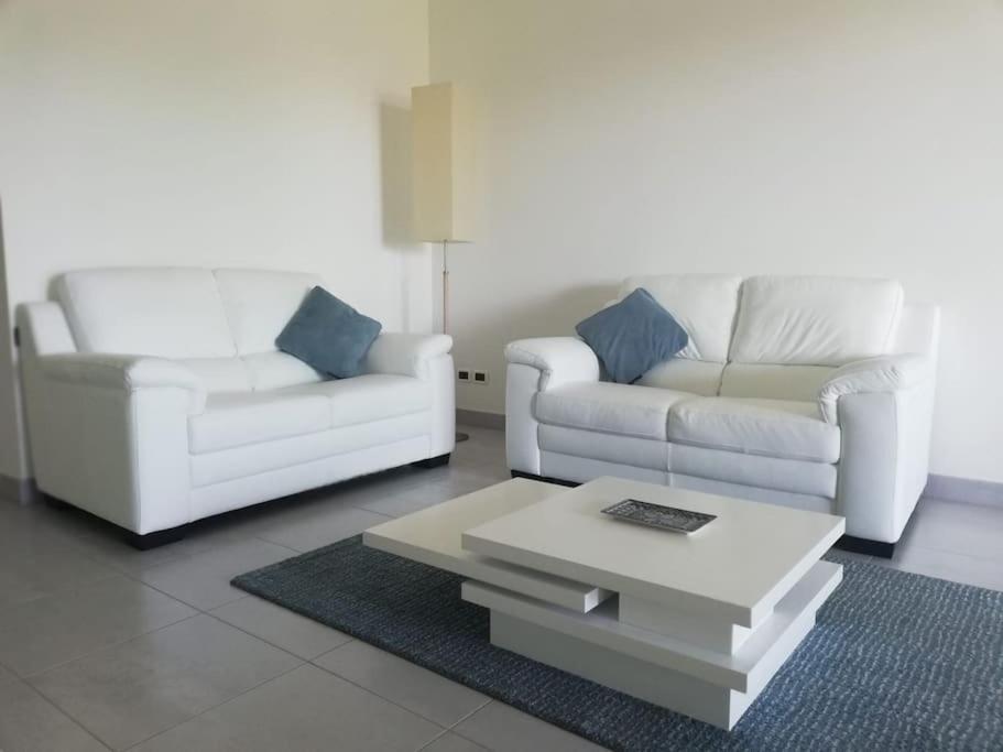 White-Blue Vibes, Seafront 2-Bedroom Apt Montesilvano Marina Exterior foto