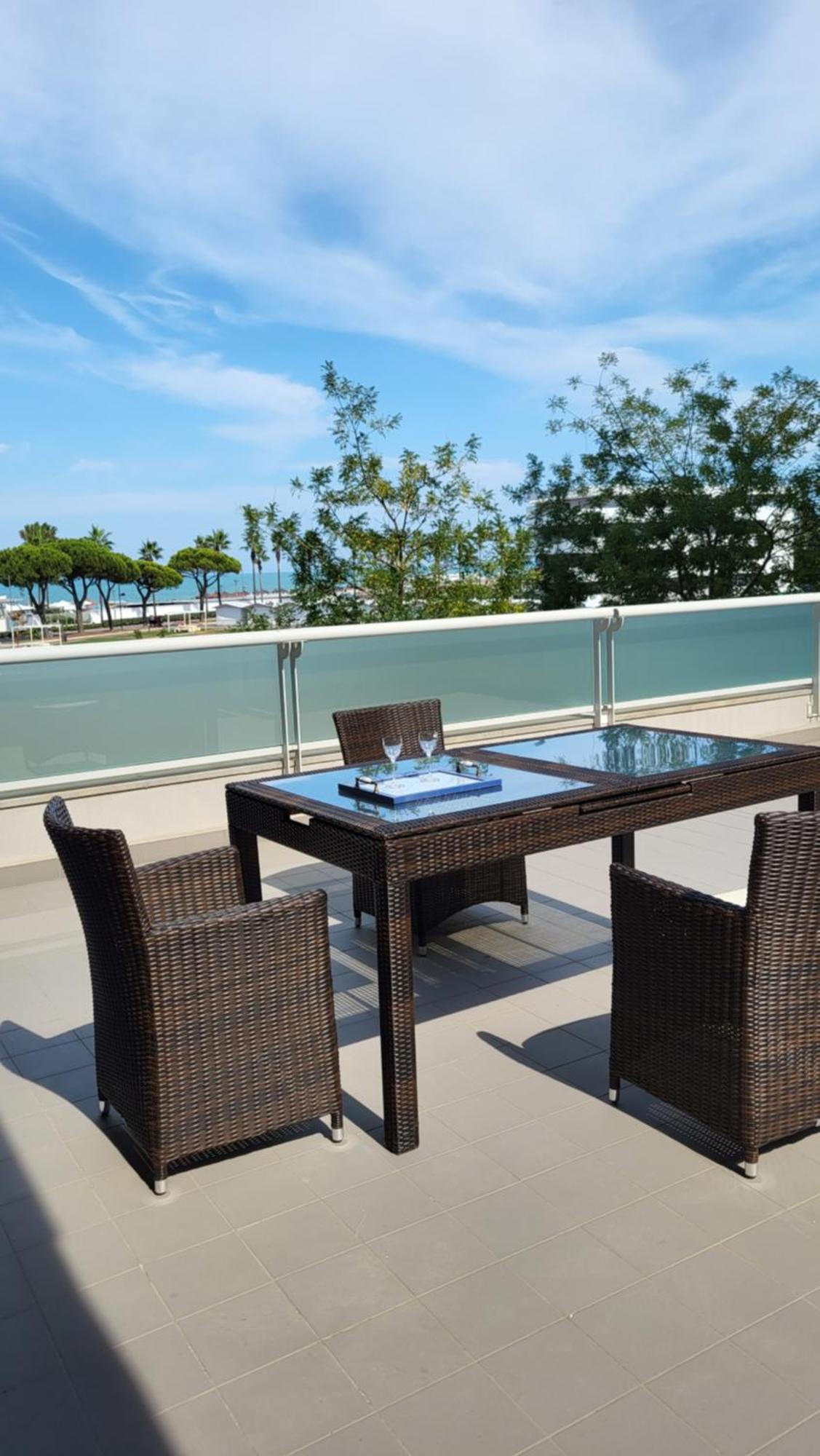 White-Blue Vibes, Seafront 2-Bedroom Apt Montesilvano Marina Exterior foto